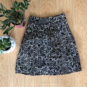 Flattering black and cream high-waisted skirt.